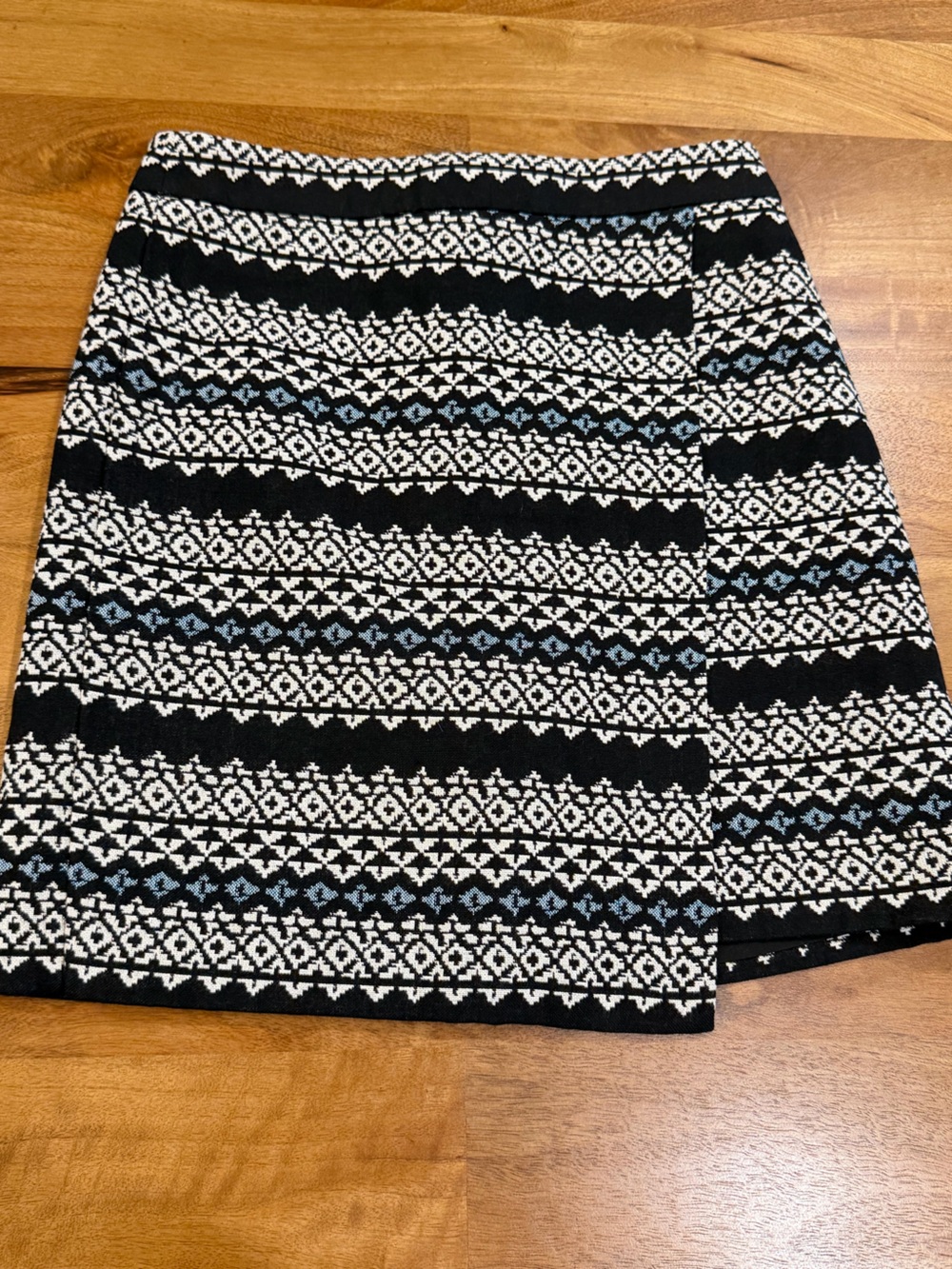 LOFT Black, White & Blue Patterned Woven Knit Mini Skirt Size 2
